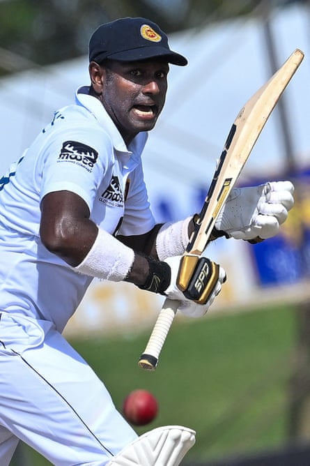 Angelo Mathews dari Sri Lanka melakukan pukulan pada hari pertama pertandingan Tes kriket pertama antara Sri Lanka dan Pakistan di Stadion Kriket Internasional Galle di Galle pada 16 Juli 2023.