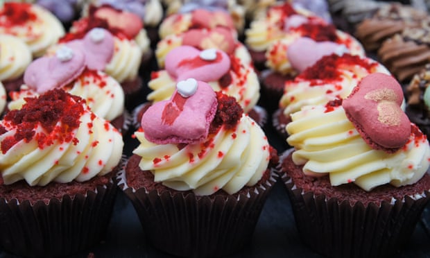 Cupcakes decorated with pink hearts