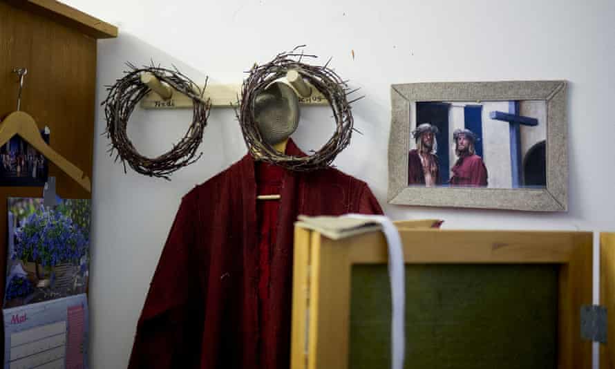 The crowns of thorns of Frederik Mayet and the actor with whom he alternates the role, Rochus Rueckel, are hung next to the wardrobe in the theatre.