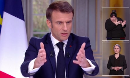 Macron visto mais tarde na entrevista sem o relógio