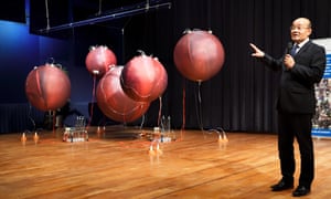 El profesor Guid Oei con la impresión de un artista de cómo se verían los prototipos de úteros artificiales.