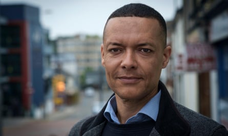 Clive Lewis fotoğraf için poz veriyor