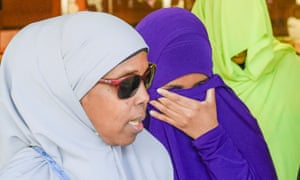 Zainab Abdirahman Khalif (centre)