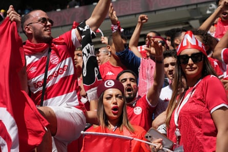 Des supporters tunisiens assistent à leur match contre l'Australie.