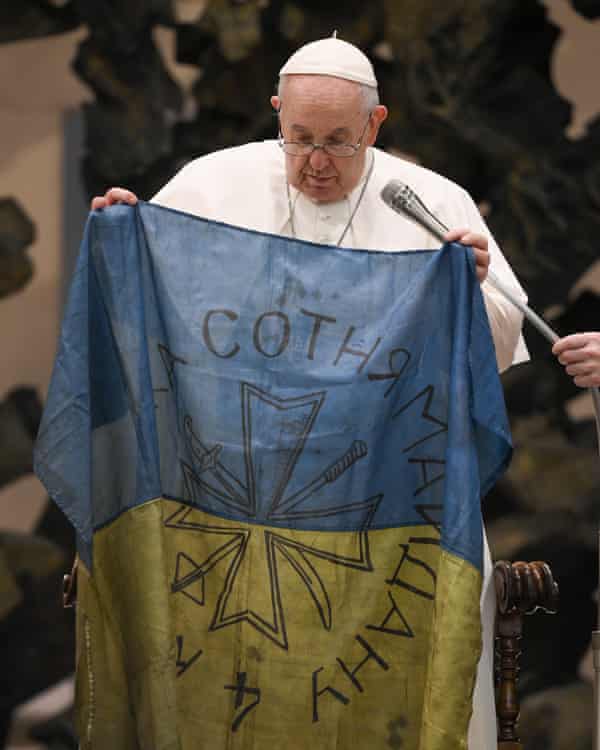 Pope holds Ukrainian flag