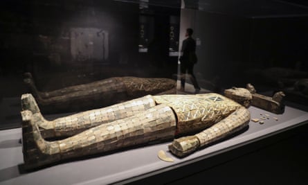 Ensemble funéraire de Dou Wan, comprenant du jade avec fil d'or, un oreiller de bronze doré et de jade, et des bouchons d'orifice de jade lors d'un aperçu médiatique de l'exposition de la civilisation des dynasties Qin et Han (221 avant JC-220 après JC) au Metropolitan Museum of Art, New York, États-Unis.