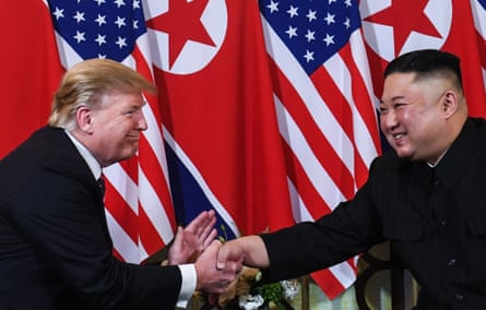 Një foto nga arkivi e bërë më 27 shkurt 2019, tregon Donald Trump duke shtrënguar duart me udhëheqësin e Koresë së Veriut Kim Jong-un pas një takimi në Hanoi.