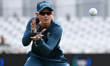 Danni Wyatt dari Inggris menangkap selama sesi jaring di Trent Bridge.