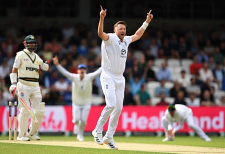 Ollie Robinson of England appeals and dismisses Shan Masood of Pakistan lbw.