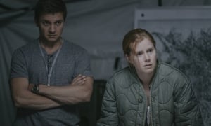 Jeremy Renner, left, and Amy Adams in Arrival.