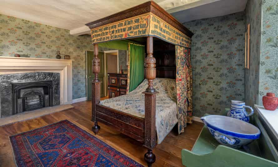 William Morris miegamasis su Lily tapetais.