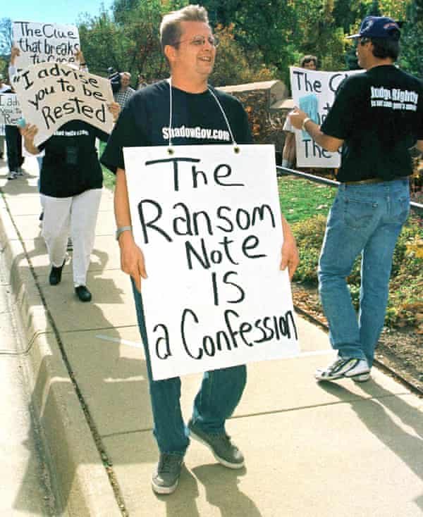 Protestadores descontentes com a falta de uma decisão no caso de homicídio marcham fora do centro de justiça em Boulder, Colorado, em 1999