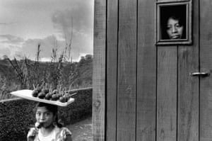 Uma garota vendendo maçãs caramelizadas perto da Cidade da Guatemala