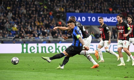 Lautaro Martinez mencetak gol kemenangan di leg kedua.
