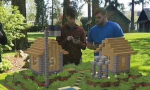 Dans Minecraft Earth, les utilisateurs peuvent construire des modèles à l’échelle sur n’importe quelle surface plane. des versions plus grandes peuvent ensuite être placées dans des zones ouvertes pour l'exploration et le partage