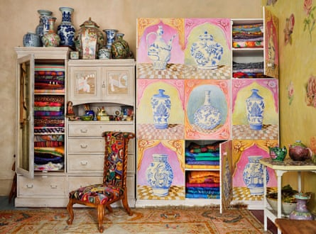 Cette armoire est l'archive de Fassett, pleine de vieux textiles du fil des ans qui sont souvent prêtés aux musées.