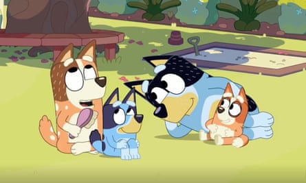 لقطة من الموسم الأول لبرنامج Bluey التلفزيوني على قناة ABC، يظهر فيها الأب بانديت مع طفليه.