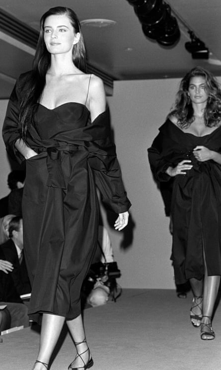 Paulina Porizkova and Cindy Crawford on the catwalk.