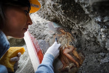 Uno scavo nella regione cinque di Pompei nel 2018 rivela un affresco di Leda e il cigno.