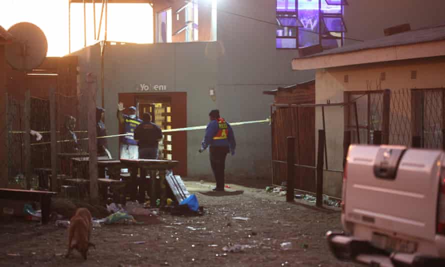 As Forças Policiais da África do Sul (SAPS) e especialistas forenses trabalham no local na Taverna Enyobeni, em East London, África do Sul.