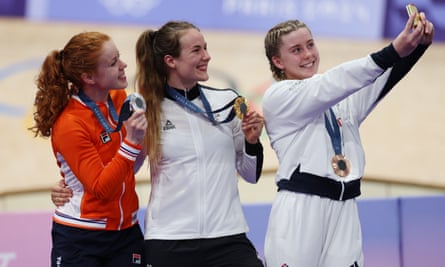 Emma Finucane (right) takes a selfie on the podium with Ellesse Andrews (centre) and Hetty van de Wouw.