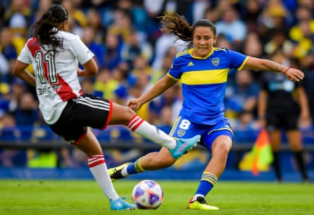 Agustina Arias (right) of Boca Juniors tries to find a way past River Plate’s Carolina Birizamberri on Sunday