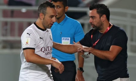 Xavi Hernández speaks to Santi Cazorla during the Qatar Cup semi-final against Al-Rayyan in February 2021
