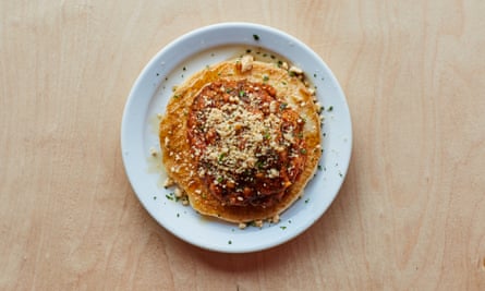 Chuku's, Tottenham, Londres : Sinasir (galettes de riz) et miyan taushe (sauce à la citrouille et aux cacahuètes).