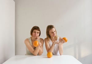 Woman hold oranges in an image from the Règle du jeu series by Elina Brotherus