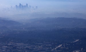 Các tòa nhà của trung tâm thành phố Los Angeles bị che khuất một phần vào giữa trưa.