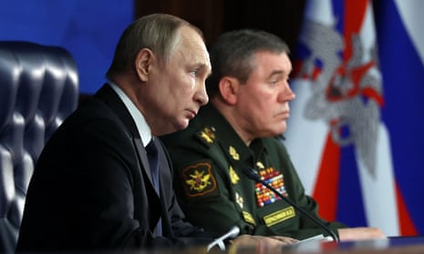 Russian President Vladimir Putin (L) and Valery Gerasimov.