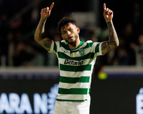 Luis Suárez points to the sky in celebration after scoring during the Primeira Liga match between Alverca and Sporting