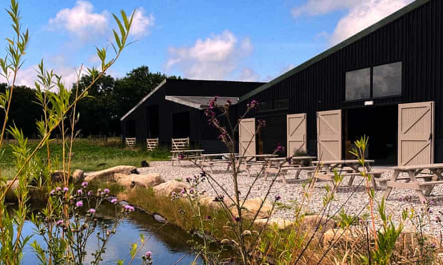 Cabilla en Cornwall es una conversión elegante y moderna de antiguos graneros