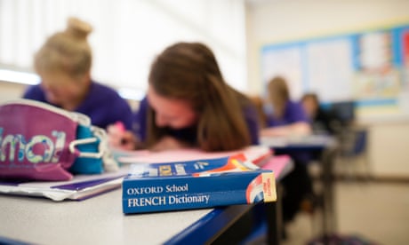 دانش آموزان GCSE در يك كلاس زبان فرانسه را ياد مي گيرند