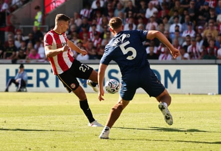 The Brentford midfielder Vitaly Janelt scores the opener against Sunderland