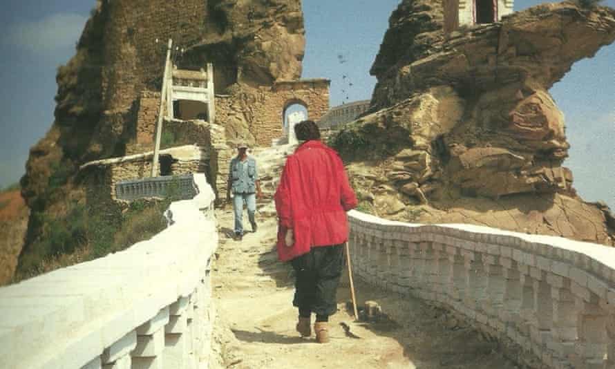 Ulay and Marina approach each other at the end of their trek.