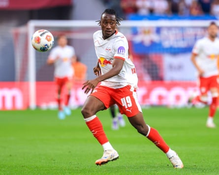 Yan Diomande controls the ball during the Bundesliga match between RB Leipzig and FC Cologne