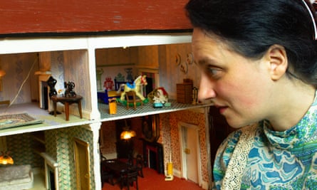 کیت ماسکارن با خانه عروسکی که پدرش برای او ساخته است