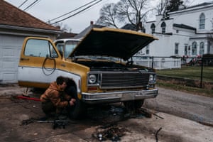 Holden Hakeos, de 16 años, trabaja en su Chevy c10 '73 el 14 de enero de 2019 en Monroe, Michigan.