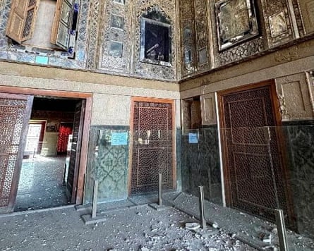 ఇస్ఫాహాన్లోని మోసియాక్ టైల్తో కూడిన చెహెల్ సోటౌన్ ప్యాలెస్లో నేలపై శిధిలాలు.