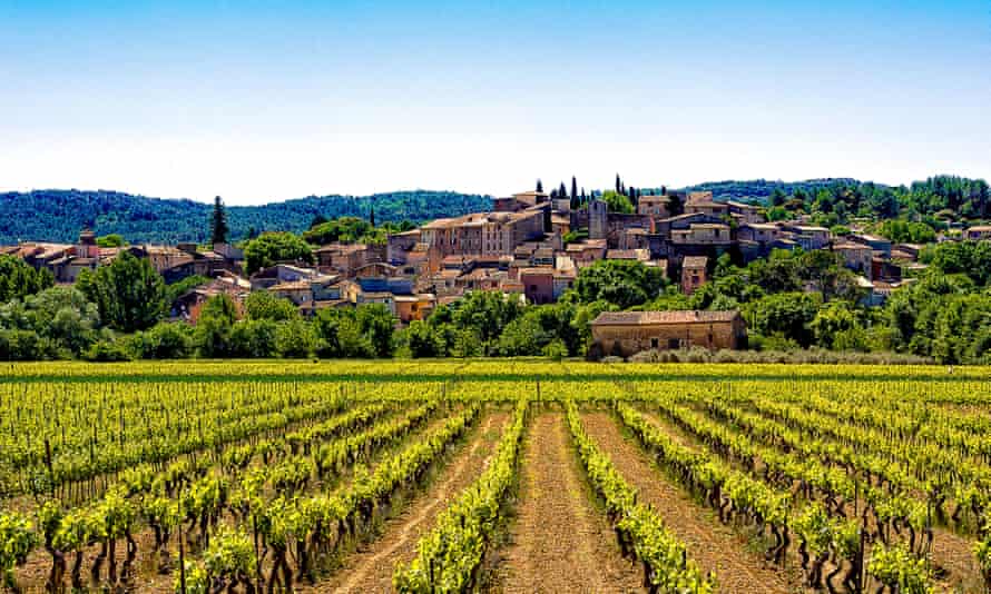 Le village de Corse et un de ses vignobles.