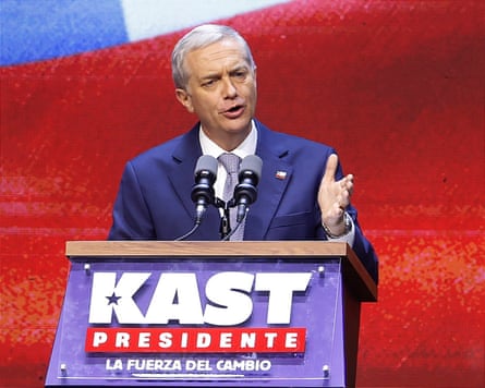 O presidente eleito do Chile, José Antonio Kast, dirige-se a apoiadores em Santiago após a vitória eleitoral.