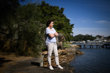 لسلی هیوز در ساحل دریاچه ایستاده است