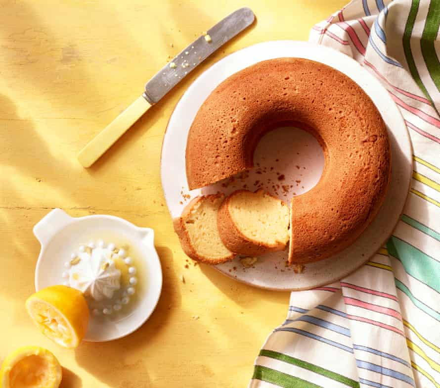 Ricotta and lemon ring cake.