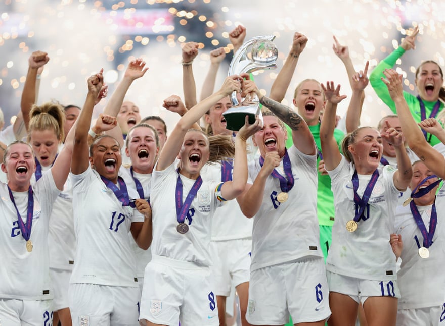 Leah Williamson and Millie Bright of England lifts the Euro 2022 trophy.