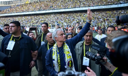 José Mourinho vẫy tay chào người hâm mộ sau khi ra mắt