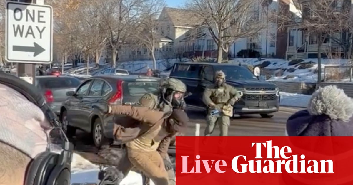 Videos emerge of previous confrontation between Alex Pretti and federal officers 11 days before he was killed – US politics live