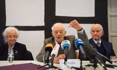 Auschwitz survivors Erna de Vries, Justin Sonder and Leon Schwarzbaum at a press conference in Detmold on Wednesday.
