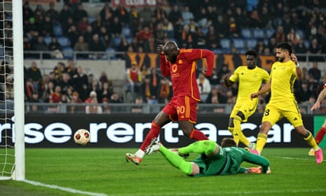 Romelu Lukaku beats the sprawling goalkeeper to score
