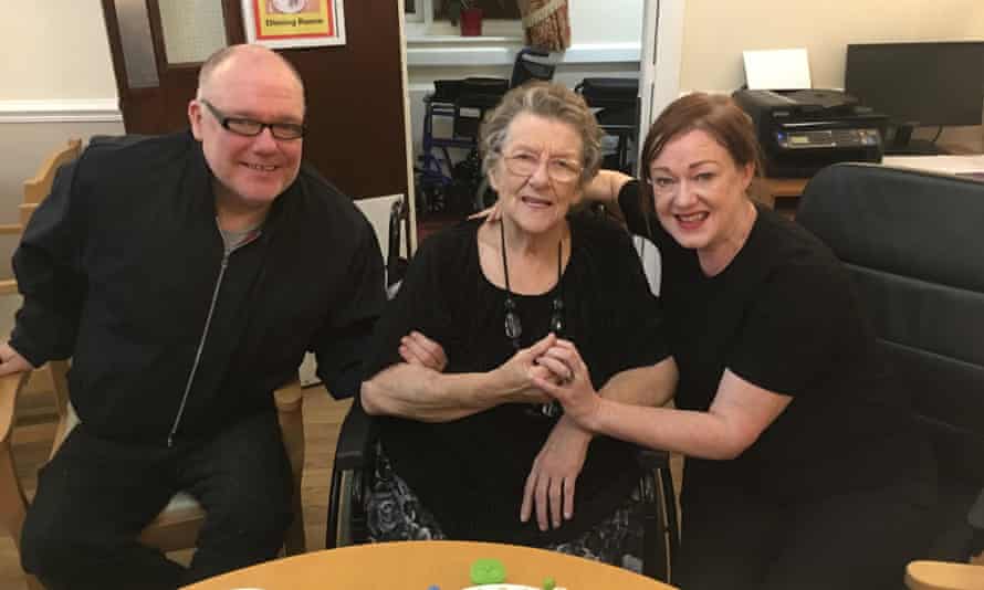 Jayne Maddison (right) with her mother and brother, before lockdown